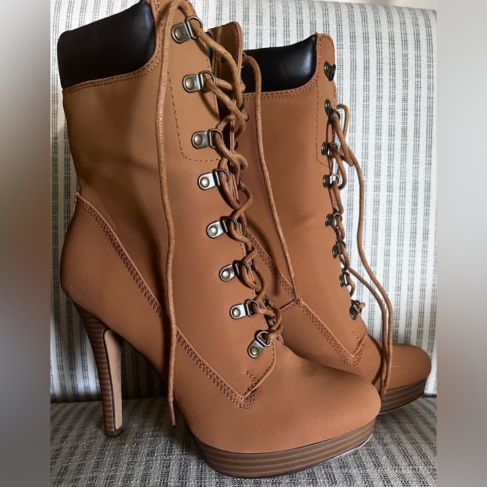 EUC Women’s ShoeDazzle Heeled Boot, Wheat, 9